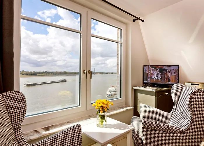 Faehrmann Im Haeuschen Am Rhein *